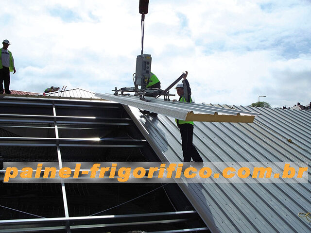 Montagem de Isotelhas para isolamento térmico e acústico de telhado